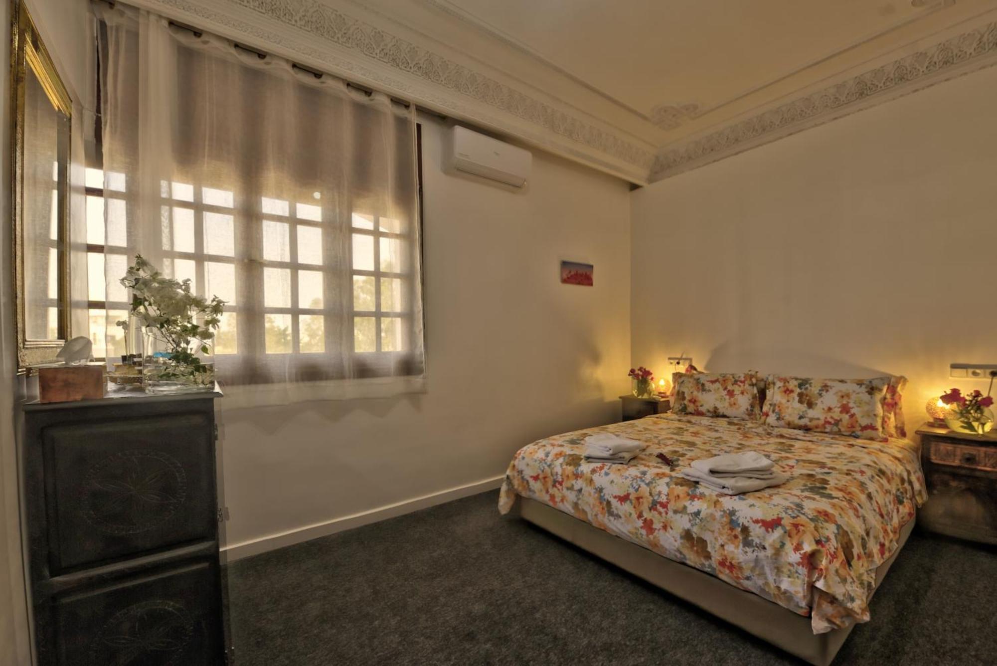 Lhostel A