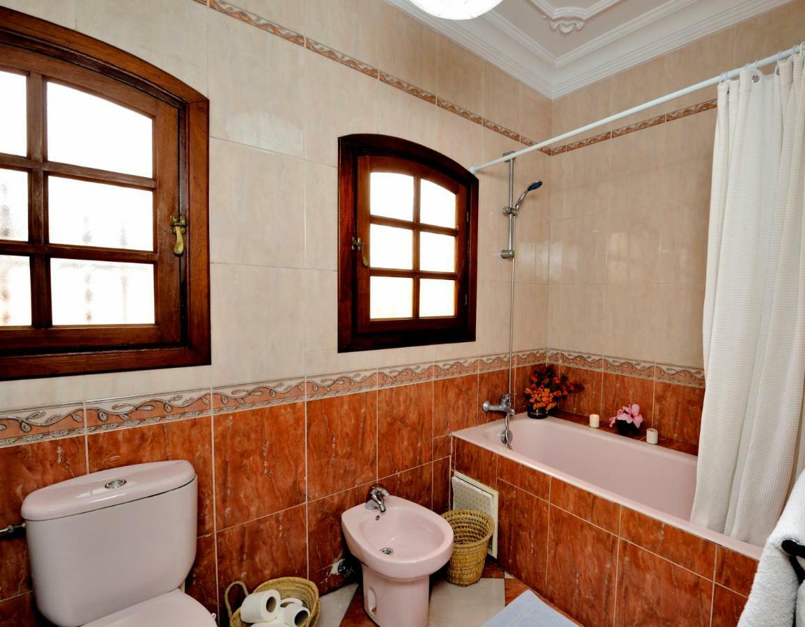 Lhostel A